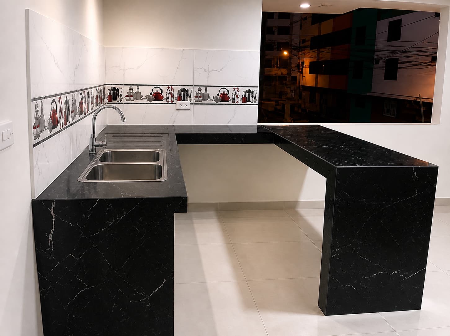 Kitchenette con tablero renovado después